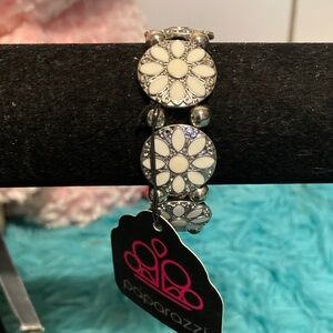 Paparazzi Silver and Cream Floral Bracelet